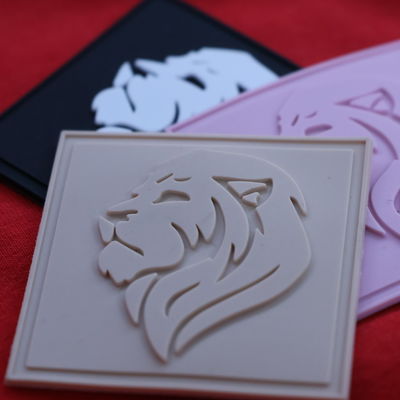 柔らかいシリコン 服装 スタンプ - 服装のラベルのためのカスタム型耐熱ラベル