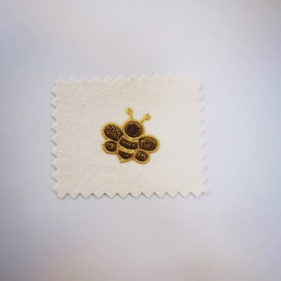 衣類のために電気めっきする流行および美しい蜂の刺繍パッチ